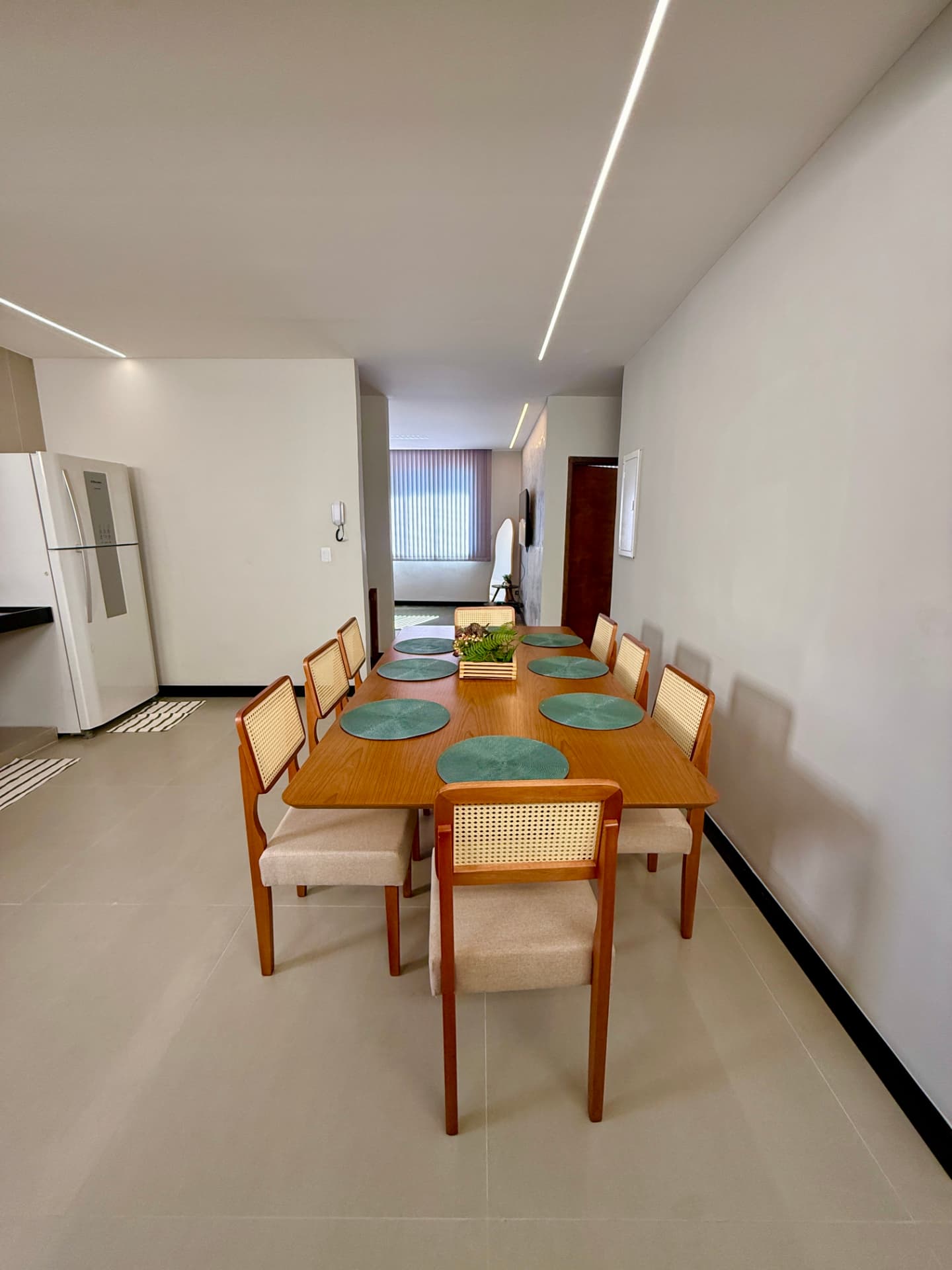 Ambiente integrado de jantar e cozinha da Casa 2